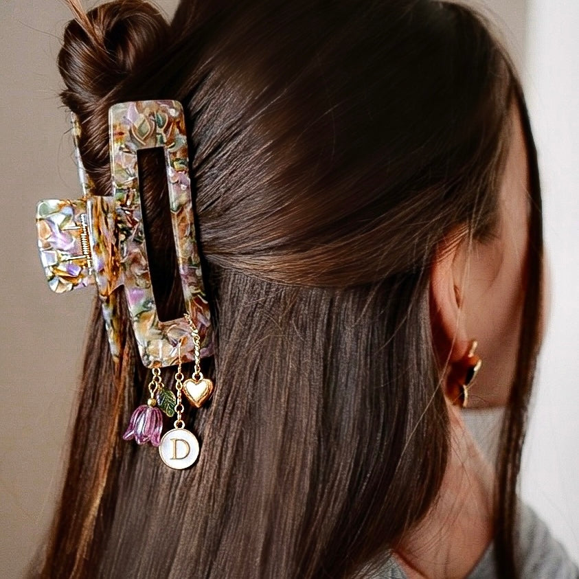 Haarklammer mit Charms im Haar