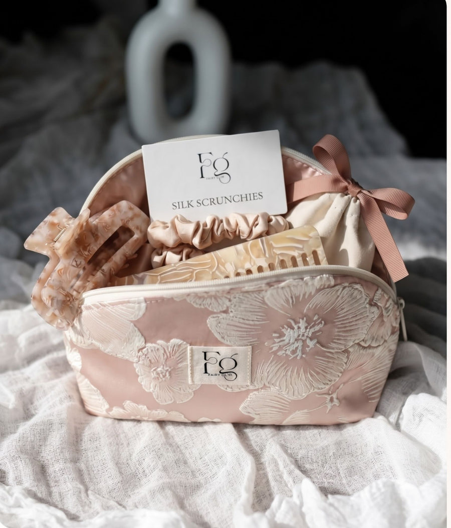 Pretty Girl Kit: gefüllte Beauty Bag Fairytale mit Haarklammer, Scrunchie und Haarkamm